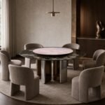 Masă de dining rotundă Aster cu blat fumuriu, platou rotativ și bază radială, ambient de dining generat