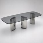Masă de dining Tria cu blat din sticlă fumurie și trei baze oglindite, perspectivă alternativă generată