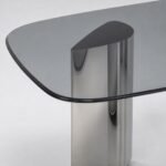 Detaliu generat al sticlei fumurii și al unui panou-suport asimetric din inox oglindit