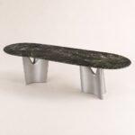 Masă de dining Sora cu blat mineral verde și baze metalice drapate, perspectivă alternativă generată