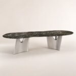 Masă de dining Sora cu blat mineral verde și baze metalice drapate, imagine principală generată