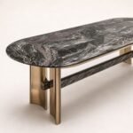 Detaliu generat al blatului mineral segmentat și al portalului din bronz