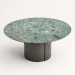 Masă de dining rotundă Verdalia cu blat mineral verde și soclu canelat, perspectivă alternativă generată