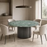 Masă de dining rotundă Verdalia cu blat mineral verde și soclu canelat, ambient de dining generat