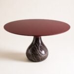 Masă de dining rotundă Rubinia cu blat bordo și soclu mineral tip picătură, perspectivă alternativă generată