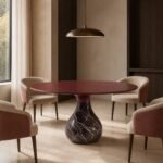 Masă de dining rotundă Rubinia cu blat bordo și soclu mineral tip picătură, ambient de dining generat