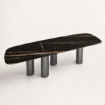 Masă de dining Quattro cu blat mineral brun-negru și coloane asimetrice, perspectivă alternativă generată