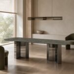 Masă de dining Prismatica cu blat mineral verde și baze oglindite fațetate, ambient de dining generat