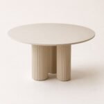 Masă de dining rotundă Eclisse cu blat alb și soclu trilobat canelat, perspectivă alternativă generată
