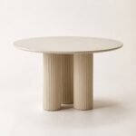 Masă de dining rotundă Eclisse cu blat alb și soclu trilobat canelat, imagine principală generată