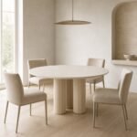 Masă de dining rotundă Eclisse cu blat alb și soclu trilobat canelat, ambient de dining generat