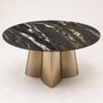 Masă de dining rotundă Nocturna cu blat mineral negru și soclu petaliform din bronz, perspectivă alternativă generată