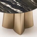 Detaliu generat al blatului mineral negru și al soclului petaliform din bronz