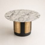 Masă de dining rotundă Aurelia cu blat mineral alb și soclu bicolor din bronz, perspectivă alternativă generată