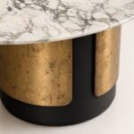 Detaliu generat al blatului mineral alb și al soclului bicolor placat cu bronz