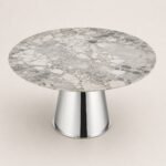 Masă de dining rotundă Argentia cu blat mineral perlat și soclu conic oglindit, perspectivă alternativă generată