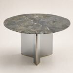 Masă de dining rotundă Triskel cu blat mineral gri-verde și soclu prismatic auriu, imagine principală generată