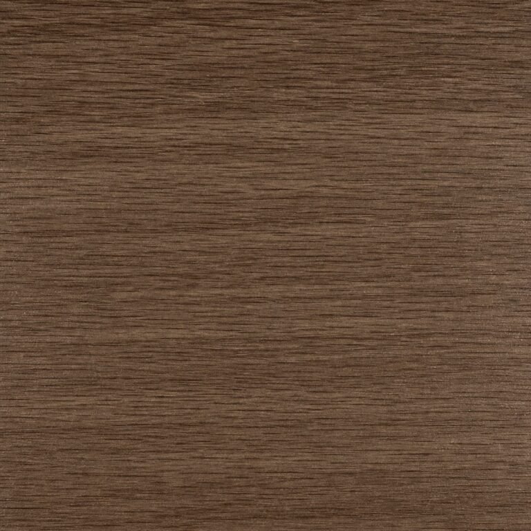 Parchet SPC Nuc Fumuriu, suprafață integrală cu decor brun taupe