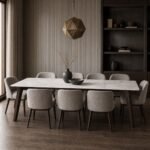 Masă de dining Portico cu blat mineral alb și cadru înclinat din nuc, ambient de dining generat