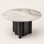 Masă de dining rotundă Ondina cu blat mineral perlat și soclu lobat din nuc, perspectivă alternativă generată