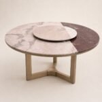 Masă de dining rotundă Rosetta cu blat mineral segmentat și bază tripodală din bronz, perspectivă alternativă generată