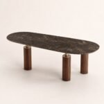 Masă de dining Trilogia cu blat mineral brun și coloane din nuc, perspectivă alternativă generată