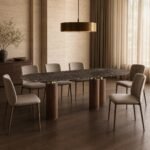Masă de dining Trilogia cu blat mineral brun și coloane din nuc, ambient de dining generat