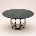 Masă de dining rotundă Aeternum cu blat mineral verde și soclu inelar oglindit, perspectivă alternativă generată
