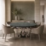 Masă de dining rotundă Aeternum cu blat mineral verde și soclu inelar oglindit, ambient de dining generat