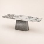 Masă de dining Facetta cu blat mineral alb și soclu geometric oglindit, perspectivă alternativă generată