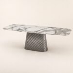 Masă de dining Facetta cu blat mineral alb și soclu geometric oglindit, imagine principală generată
