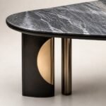 Detaliu generat al blatului mineral fumuriu, semicercului auriu și coloanei oglindite