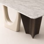 Detaliu generat al blatului mineral alb, soclului ivoriu și bazei din nuc fumuriu