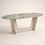 Masă de dining Portale cu blat mineral verde și soclu geometric texturat – perspectivă alternativă generată