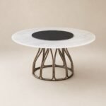 Masă de dining rotundă Filigrana cu blat mineral alb și soclu tubular din bronz – imagine principală generată
