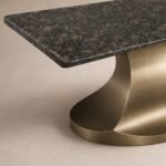 Detaliu generat al blatului mineral negru-auriu și soclului concav din bronz