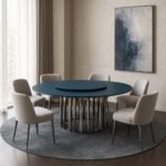 Masă de dining rotundă Borealis cu blat petrol și soclu lamelar cromat – ambient de dining generat