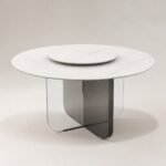 Masă de dining rotundă Cristallo cu blat mineral alb și soclu din panouri fumurii – perspectivă alternativă generată