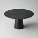 Masă de dining rotundă Selva cu blat mineral verde-negru și soclu conic din lemn – perspectivă alternativă generată