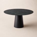 Masă de dining rotundă Selva cu blat mineral verde-negru și soclu conic din lemn – imagine principală generată