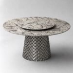 Masă de dining rotundă Diamante cu blat mineral alb-negru și soclu fațetat oglindit – perspectivă alternativă generată