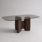 Masă de dining Sinuosa cu blat din sticlă fumurie și soclu sculptural din lemn – perspectivă alternativă generată