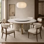 Masă de dining rotundă Botanica cu blat mineral și soclu floral cu detalii aurii – ambient de dining generat