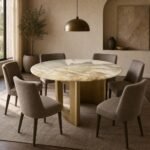 Masă de dining rotundă Opalina cu blat din onix și soclu asimetric din alamă – ambient de dining generat