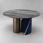 Masă de dining rotundă Indigo cu blat mineral fumuriu și soclu bicolor striat – perspectivă alternativă generată