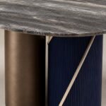 Detaliu generat al blatului mineral fumuriu și soclului bronz-indigo striat