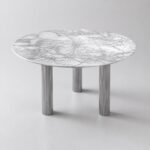 Masă de dining rotundă Trifora cu blat mineral alb și picioare canelate din crom – perspectivă alternativă generată
