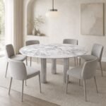 Masă de dining rotundă Trifora cu blat mineral alb și picioare canelate din crom – ambient de dining generat
