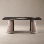 Masă de dining Couture cu blat mineral negru și picioare matlasate – imagine principală generată