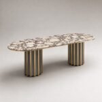 Masă de dining Breccia cu blat mineral crem și baze canelate bicolore – perspectivă alternativă generată